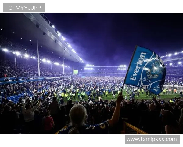 足球星妻子火辣亮相看台 成为球场外最吸睛的焦点 足球星妻子火辣亮相看台 成为球场外最吸睛的焦点