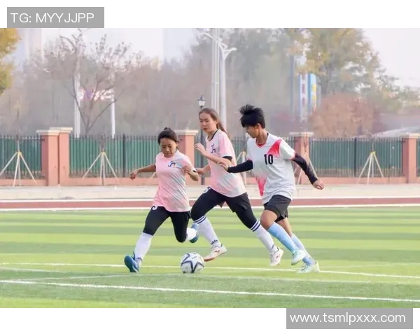 小鲜肉足球球星闪耀绿茵赛场引爆青春激情与无限梦想 小鲜肉足球球星闪耀绿茵赛场引爆青春激情与无限梦想