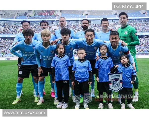 足球场上英姿飒爽的球星们展现无尽魅力与激情，燃爆全场的精彩瞬间